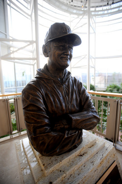 11.21.09_NEW_BoStatue_AJC_0.jpg