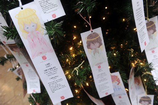 ANGEL-TREE-112509LON.JPG