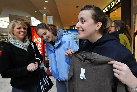 122609-mb-briarwood-shopping-2.jpg