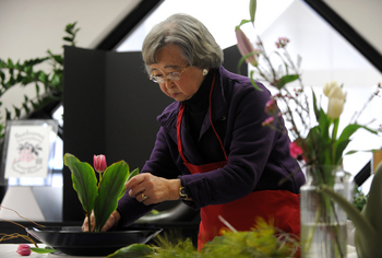 MOCHITSUKI-moribana-flower-arrangement.JPG