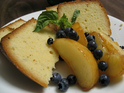 slice-pound-cake-fruit
