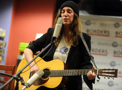 Patti-Smith-Singing.jpg