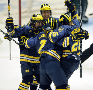 MICHIGAN-HOCKEY-WINS.jpg