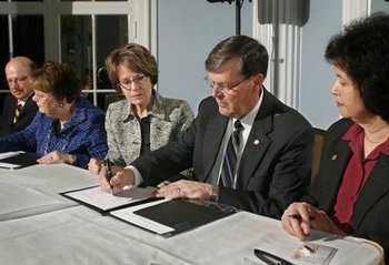 gr0416signing-36d702b8fdd3a52c_large.jpg