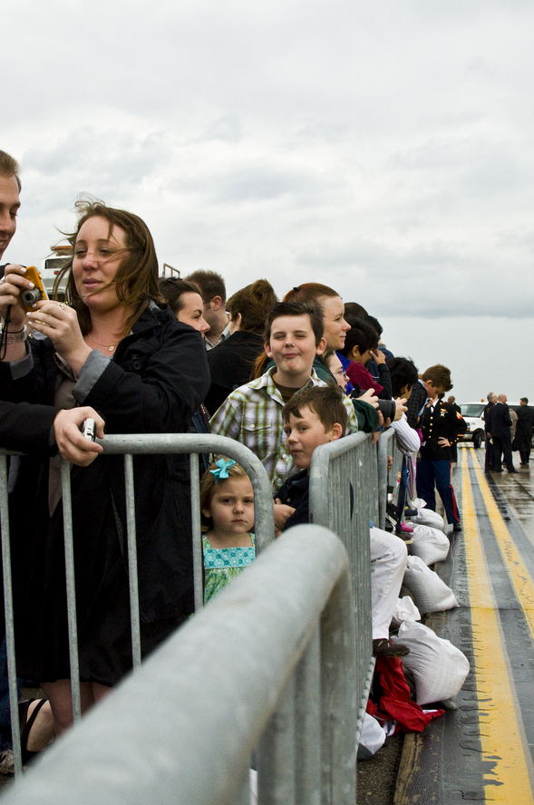 Media-assembles-at-airport-obama.jpg