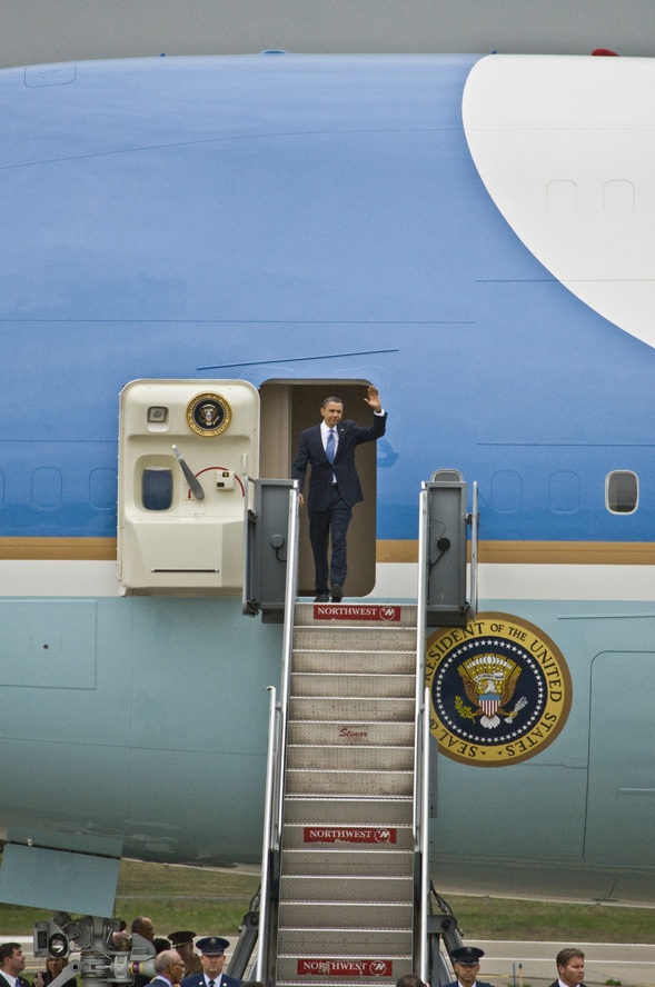Obama-exits-airforce-one.jpg