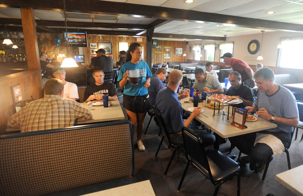 Thompson's-Pizzeria-Interior.JPG