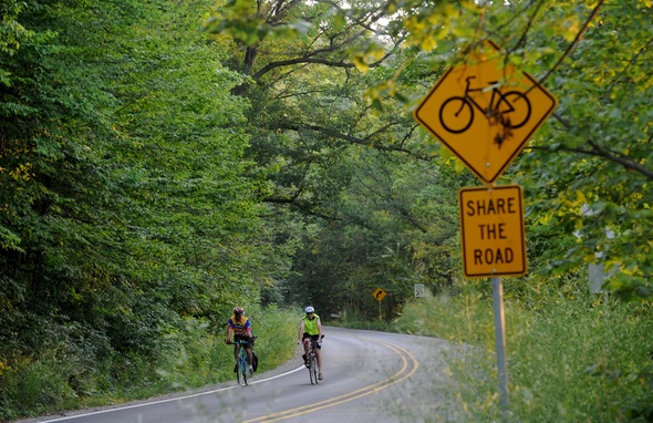 071310_NEWS_Bikers on Huron Drive_MRM_01.jpg