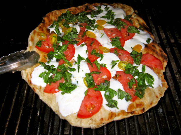 lampmangrilledpizzawithtomatoesand mozzerella.JPG