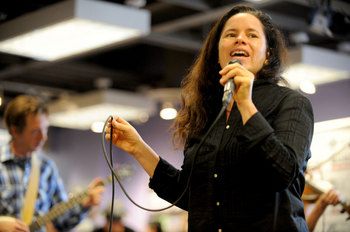 Natalie-Merchant-At-Borders.jpg