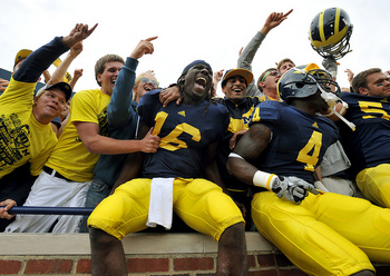 Denard-Robinson-celebrating-Michigan-win-UConn.jpg