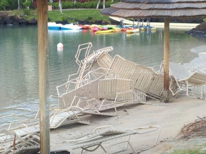 Chairs_tsunami_Hawaii_2011_Larry_Cobler.jpg