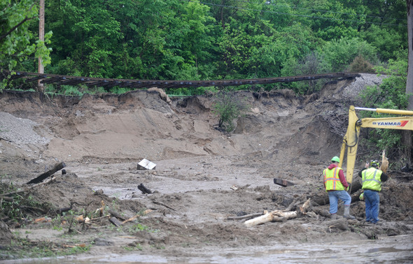 052711-AJC-railroad-embankment-clean-up-01.JPG