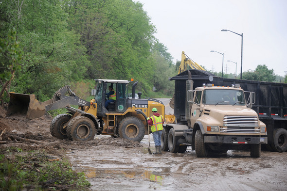 052711-AJC-railroad-embankment-clean-up-02.JPG