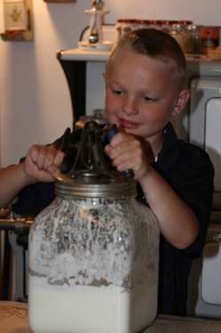 Bobby_Huckabone_churns_butter_6_2011.JPG