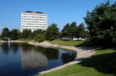 Thomson_Reuters_777_building_Eisenhower_Parkway.JPG