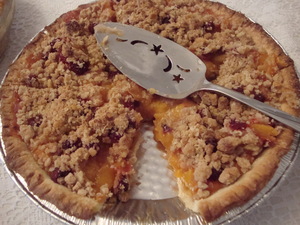 peachraspberrystreuselpie.JPG