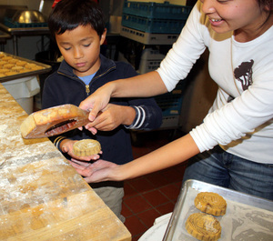 wang_making_mooncakes_1009(51).jpg