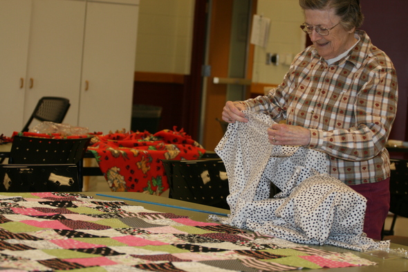 Evelyn_Friend_works_on_quilt.JPG