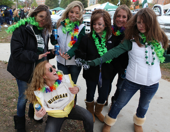 Michigan_fans_tailgate_Eastlansing.jpg