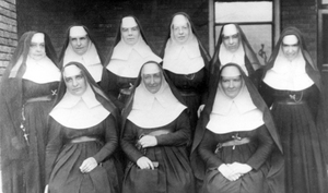 Sisters_in_1917.jpg