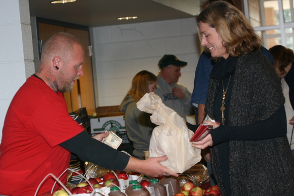 Jason_Sutherland_Gretchen_Driskell_Saline_Farmers'_market.JPG