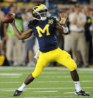 denard-robinson-throws.JPG