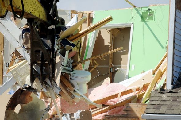 031912_NEWS_Tornado_Damage_MRM_08.jpg