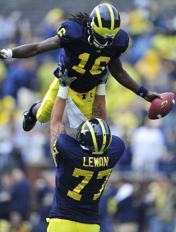 UMFB_Lewan_Lifts_Denard_Robinson.JPG