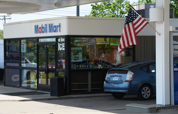 Mobil_gas_station_2012.jpg