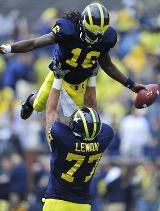 Thumbnail image for Thumbnail image for UMFB_Lewan_Lifts_Denard_Robinson.JPG