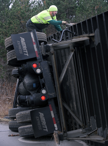 120809_TRUCK_ROLLOVER_I-94_.JPG