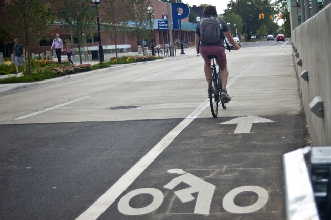 09062012_NEWS_Bicyclist_bikelane_JT.jpg