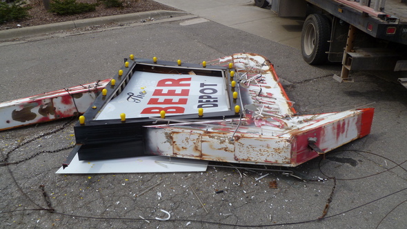 beer_depot_sign_damaged.jpg