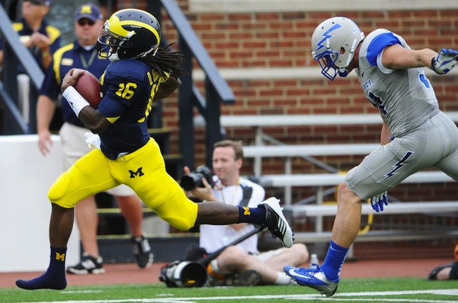 shoeless-denard-touchdown-airforce.jpg