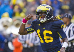 denard-eating-footballs.jpg