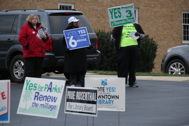 election_day_sign_holders.JPG