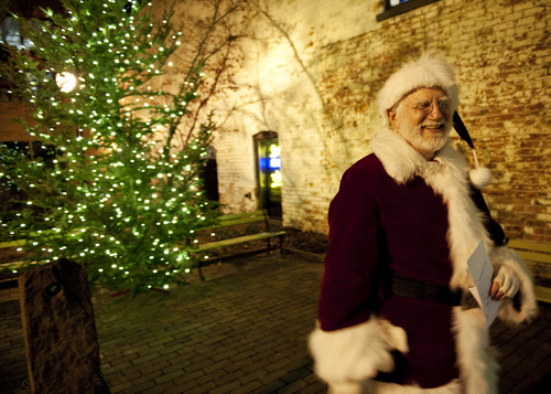 11252012_ENT_Kerrytown_Tree.JPG