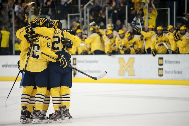 michigan-hockey-celebration-western-2.jpg