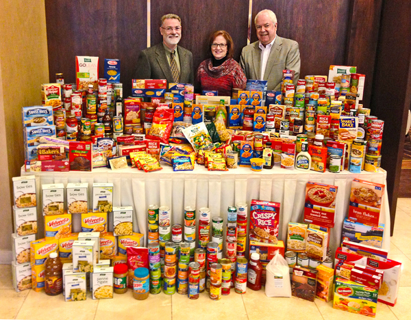 FoodDrive2012wpeople.jpg