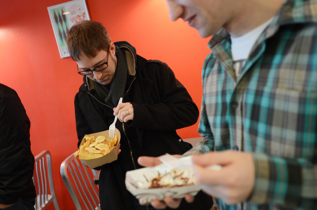 people_eating_waffles_wafel_shop.jpg