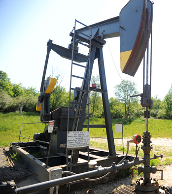 033513_OIL-WELL.JPG