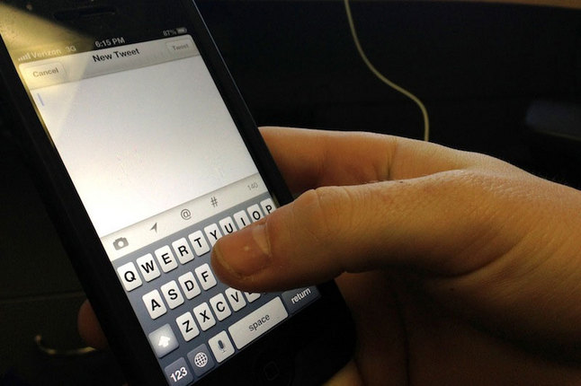 Cell_Phone_Mobile_Twitter.jpg