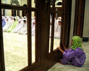 A-little-girl-peers-into-the-night-prayers-at-a-mosque-in-Indonesia-Photo-by-David-Crumm.jpg