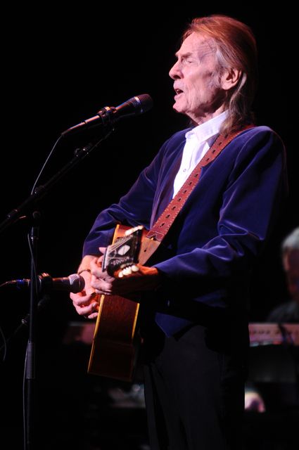 Folk Icon Gordon Lightfoot Puts On A Crowd Pleasing Show Despite