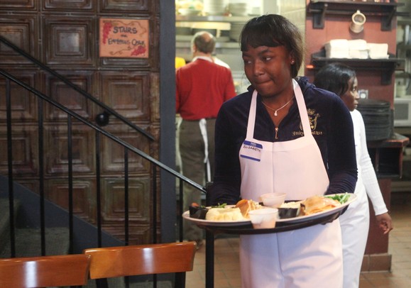 Original Cottage Inn serves up free Thanksgiving dinner ...