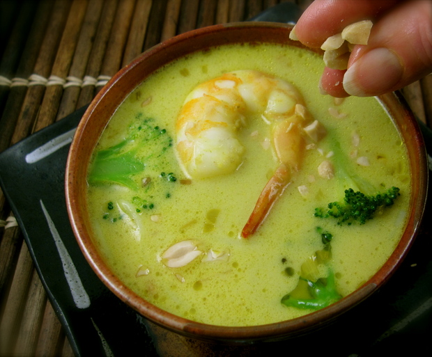 Ореховый суп. Грин карри суп. Суп из брокколи для ребенка 1 год. Green Curry Soup in a Coconut.