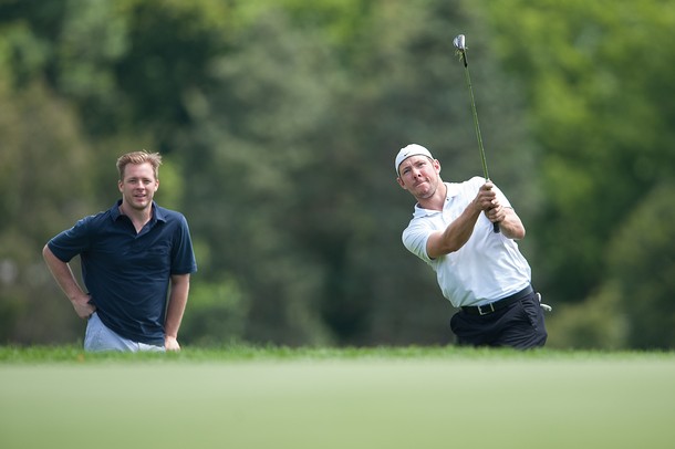 Michigan alumni David Moss chips the ball on the green during the Michigan hockey alumni golf outing, Saturday August, 3.Courtney Sacco I AnnArbor.com 